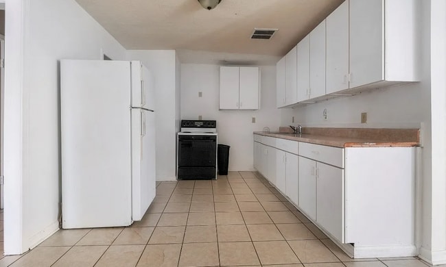 Building Photo - 6458 Pinebrook Dr