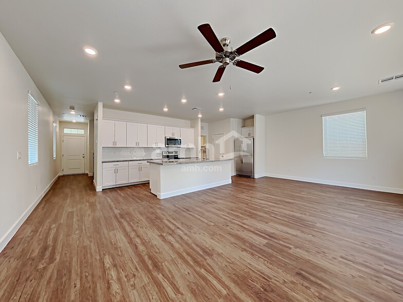 Building Photo - 5856 Vaes Dothrak St