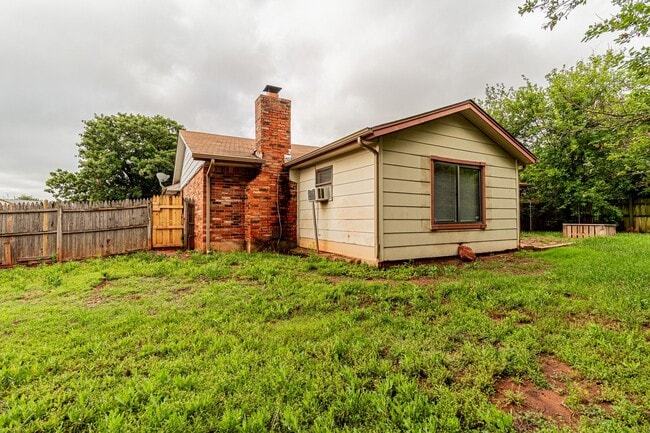 Building Photo - 3 Bed 2 Bath in OKC!