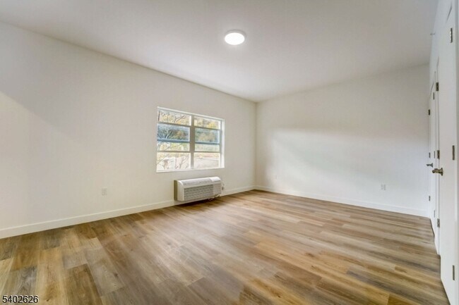 Building Photo - 48 Chadwick St