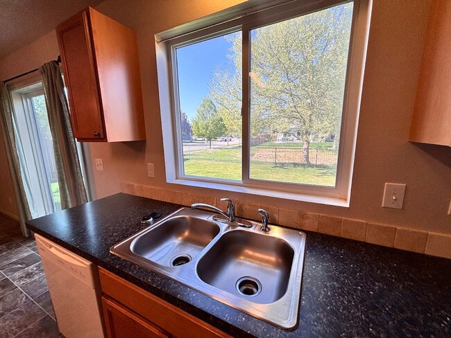Building Photo - Ready for Move In - Cedar Creek Spacious L...