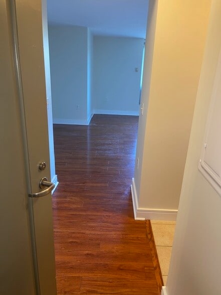 Entry - 800 4th St SW