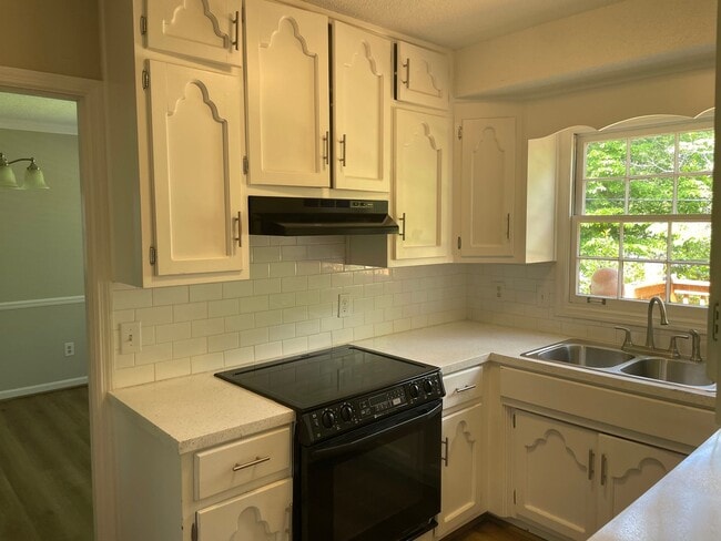 Building Photo - For Rent