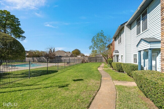 Building Photo - 2 Bedroom 2.5 Bath 2 Car Carport - town house