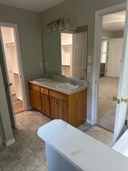 Building Photo - 15731Pypers Pointe Dr