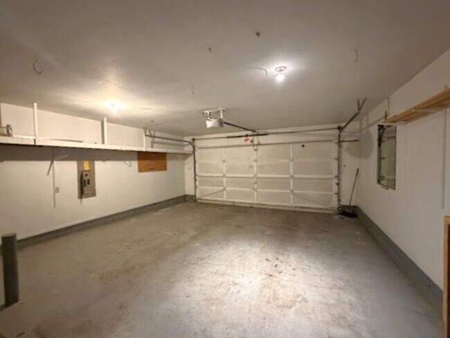 Building Photo - Spacious living with city access 3 bed 2 bath rambler!