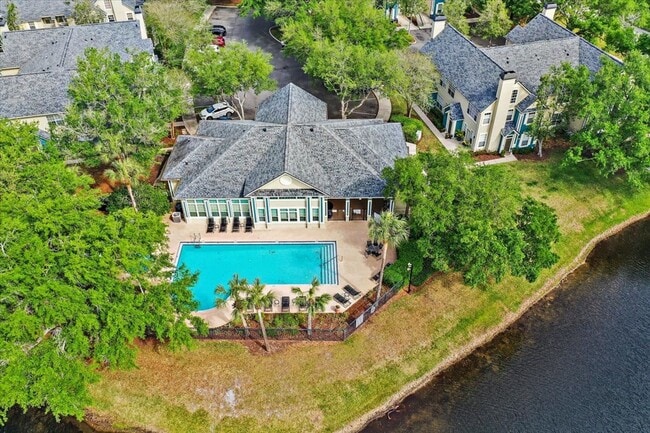 Building Photo - Highly desired Bishops Court Community condo!