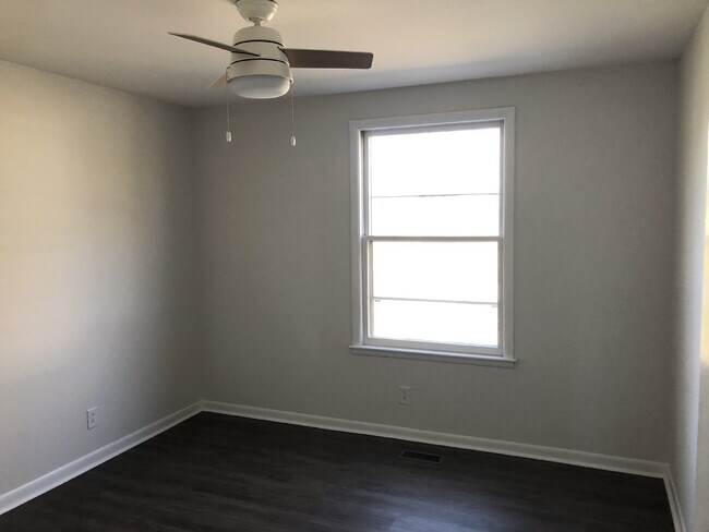 Building Photo - 3BD 1.5 BA HOUSE with Bonus Room  AVAILABL...