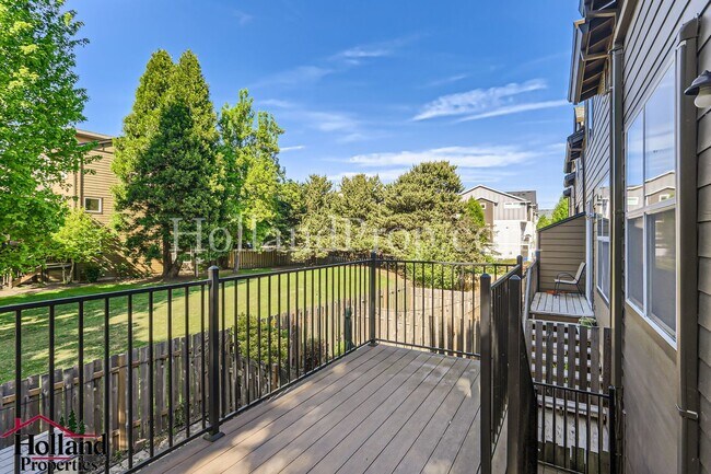 Building Photo - Beautiful End-Unit Townhome with 3 Bedrooms, 3 Full Baths & Private Outdoor Living