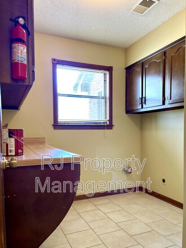 Building Photo - 421 Griffon Dr