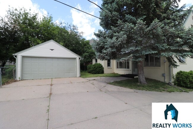 Building Photo - Charming 5 bed House!