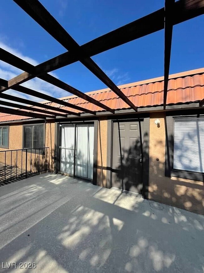 Building Photo - 241 Misty Isle Ln