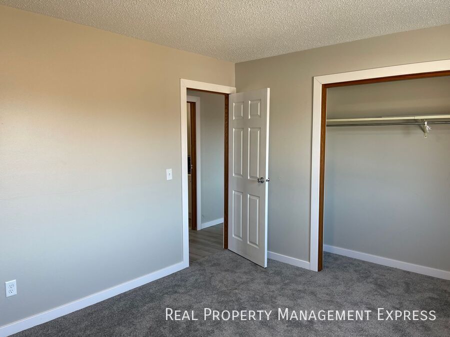 Building Photo - 2 Bedroom Apartment on the West Side