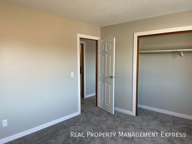 Building Photo - 2 Bedroom Apartment on the West Side