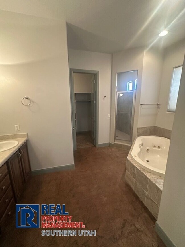 Building Photo - Knolls At Green Springs