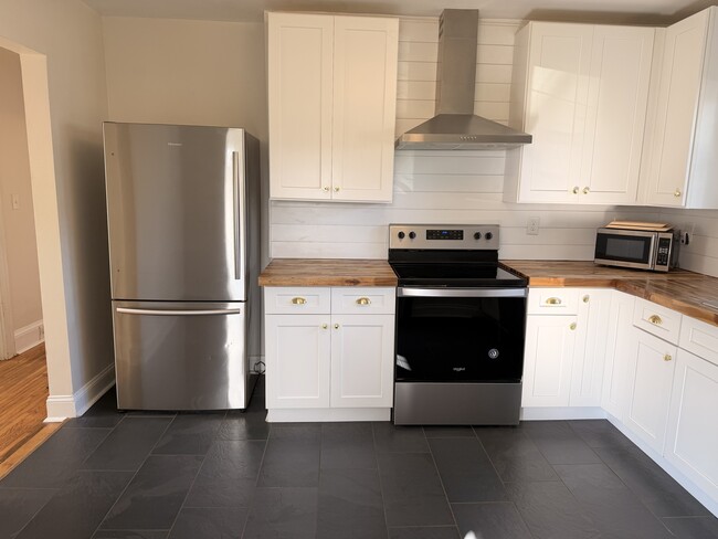 Building Photo - 822 Radford Pl