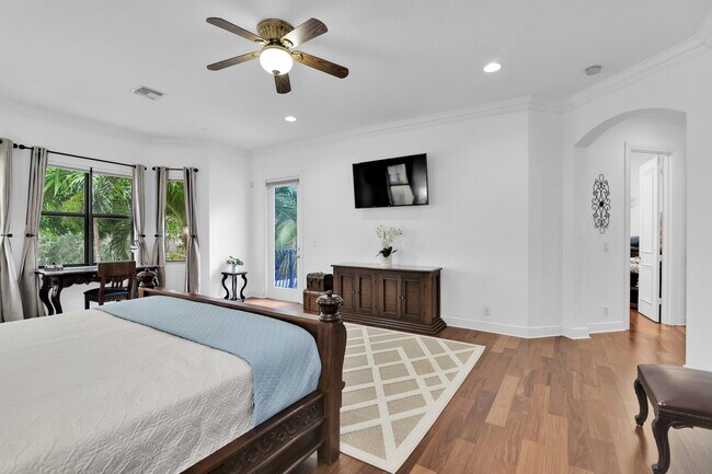 Building Photo - 10703 Versailles Blvd