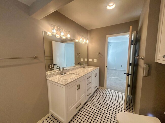 Building Photo - Beautifully updated home just west of Brookside and Trader's Joes in Midtown