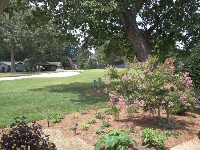 Building Photo - Three Bedroom in Popular Bermuda Run. MUST...