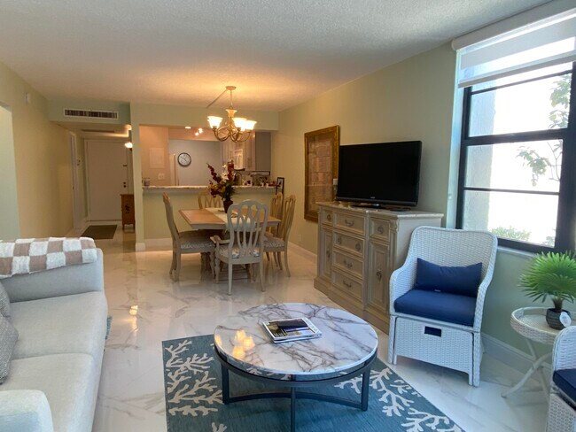 Building Photo - 2 Royal Palm Way