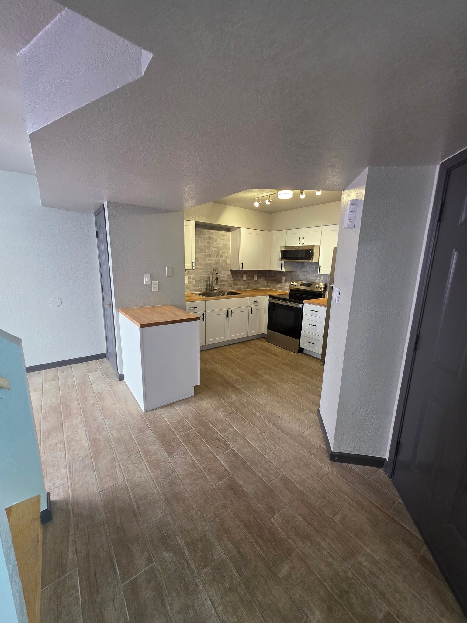 Building Photo - 1749 E Pepper Cir