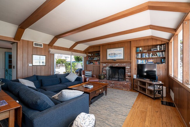 Building Photo - 2124 E Oceanfront