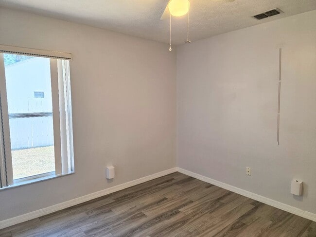 Building Photo - 3 bedroom, 2 bath, 2 car garage on a large lot!