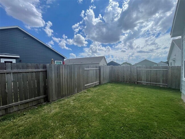 Building Photo - 133 Akela Wy