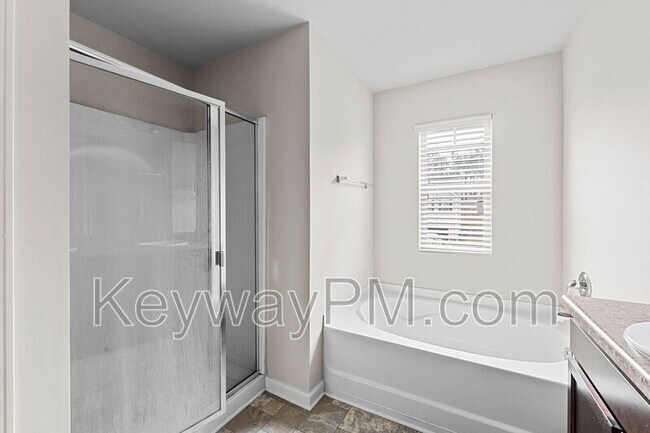 Building Photo - 5033 Vine Ln