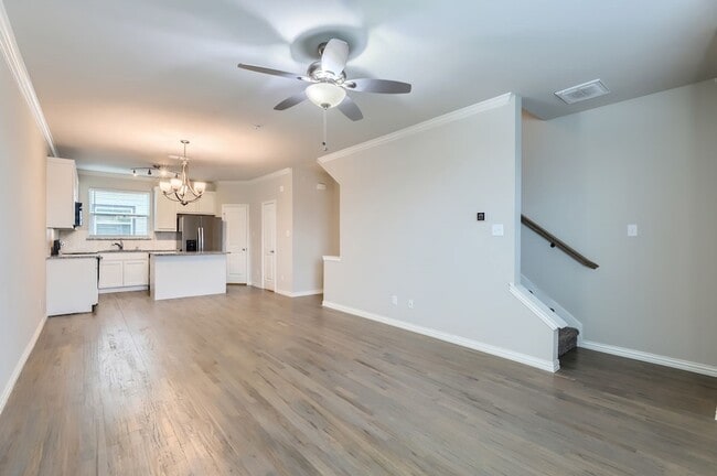 Building Photo - 301 E Lamar St