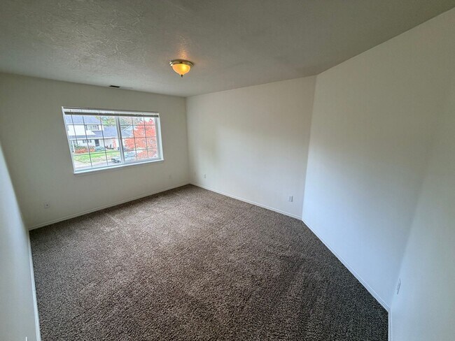Building Photo - *Half-Off 1st Month's Rent!* Large Three Bedroom Duplex in Keizer