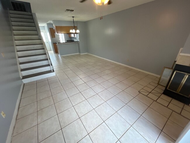Building Photo - For Rent-2-bedroom, 2.5-bathroom located in the vibrant community of Tampa