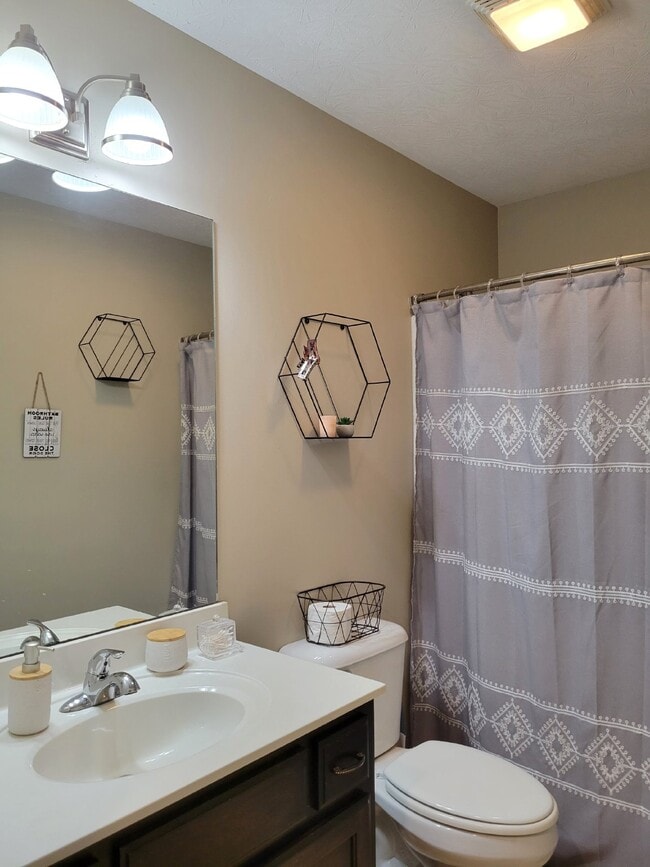 Building Photo - Spacious 2 bedroom, 2 full bath unit