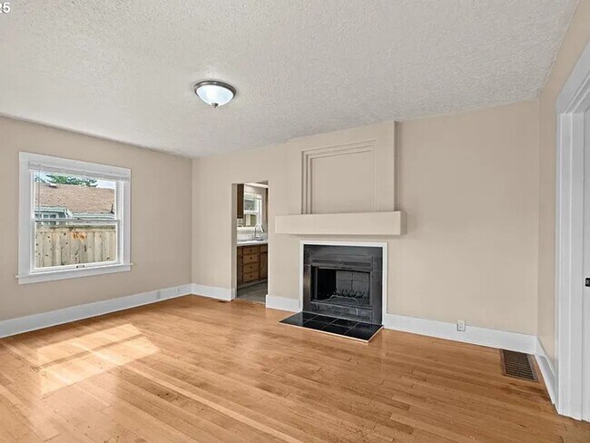 Building Photo - GPM657 - SE Raymond Ct. (T1)