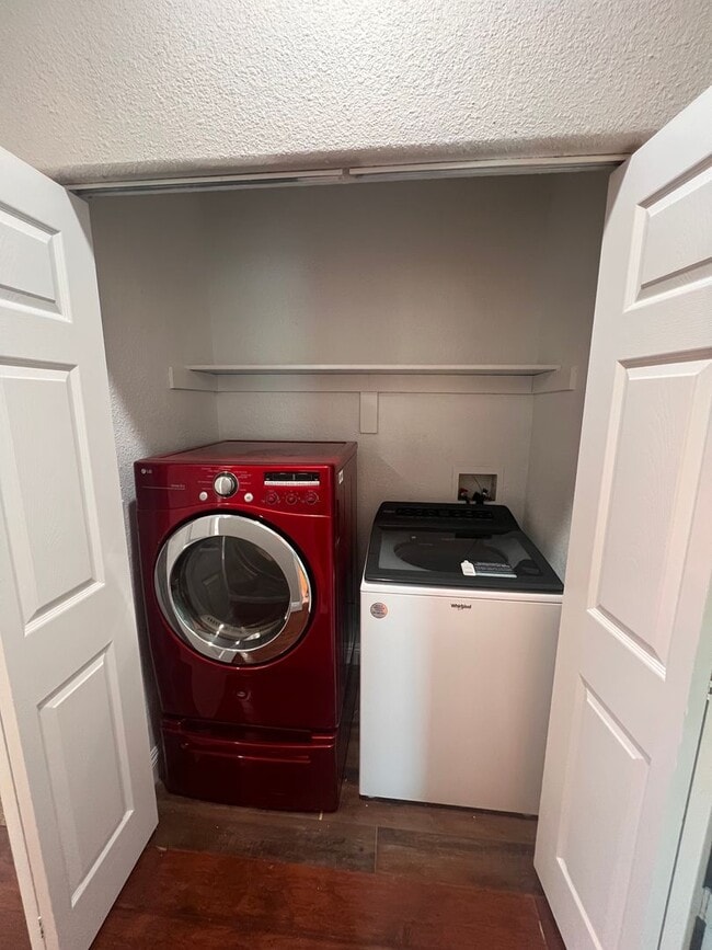 Building Photo - Gated / Mountain Views / $500 Off First Month