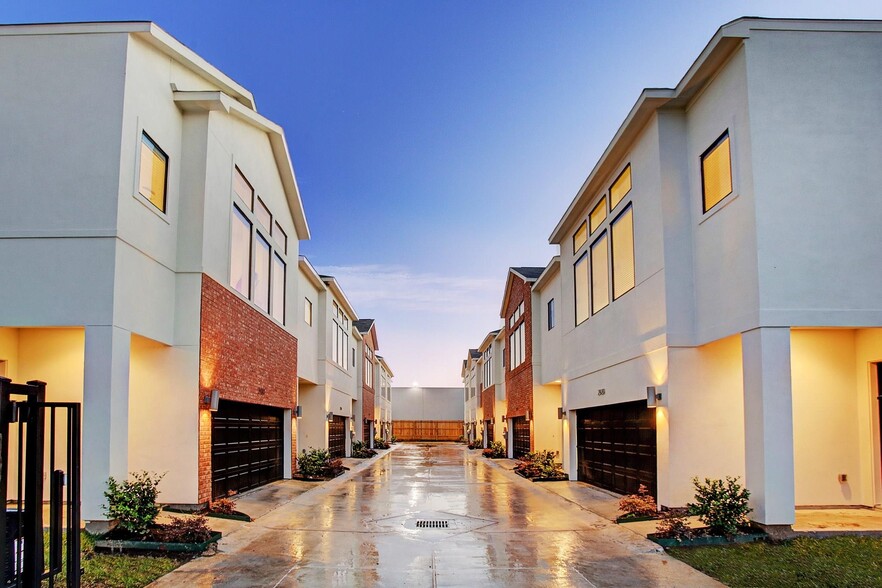 Gated entry for privacy - 2926 Alice St