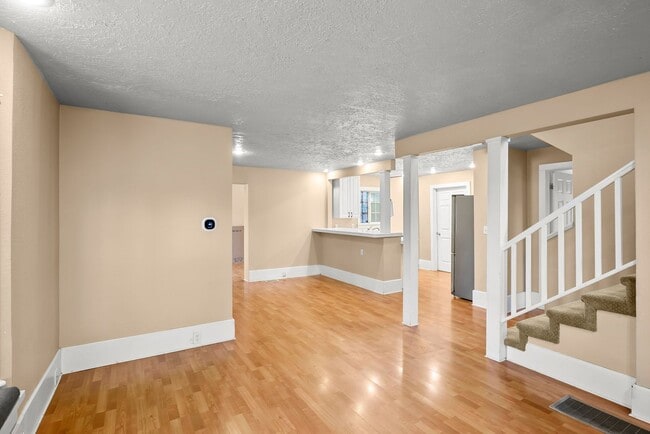 Building Photo - Delightful 4 Bed/2.5 Bath Craftsman home in the Rose City Park Neighbood