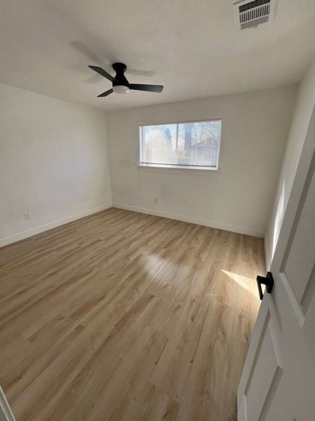 Building Photo - 2413 Brewster St