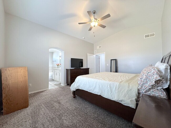 Building Photo - Beautiful 3 Bed 2 Bath with Refrig A/C!