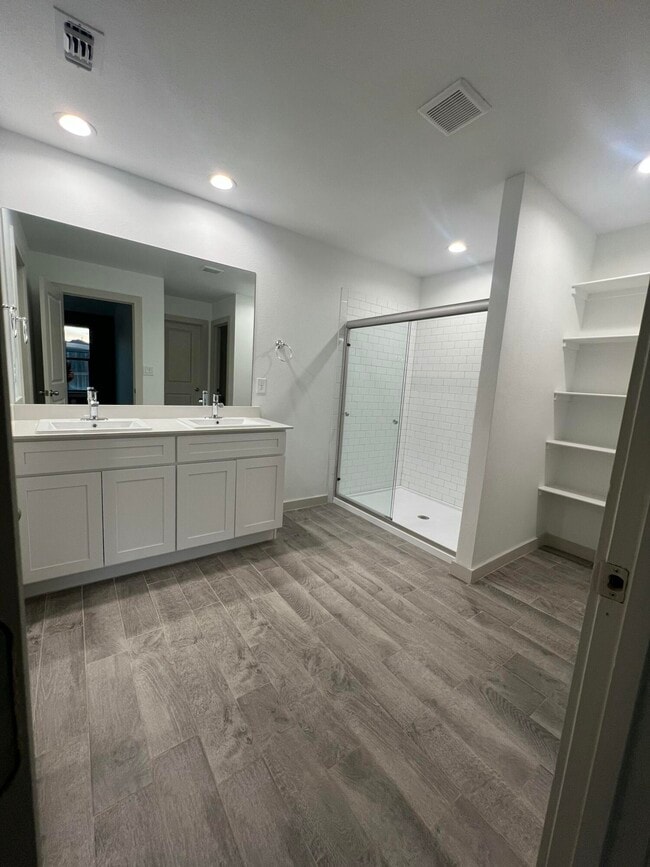 Building Photo - 10518 Aberdeen Ave