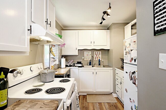 Building Photo - Pet-Friendly Fry's Spring Home With Fenced Yard