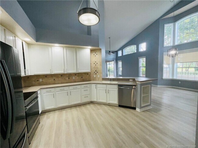 Building Photo - 1581 SW Harbour Isles Cir