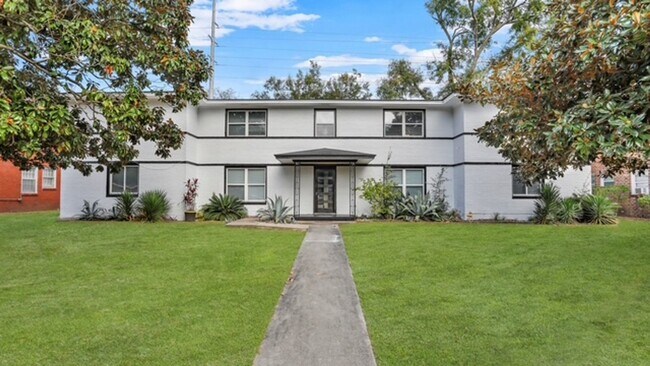 Building Photo - Beautifully renovated Move-in Ready 2bed 1...