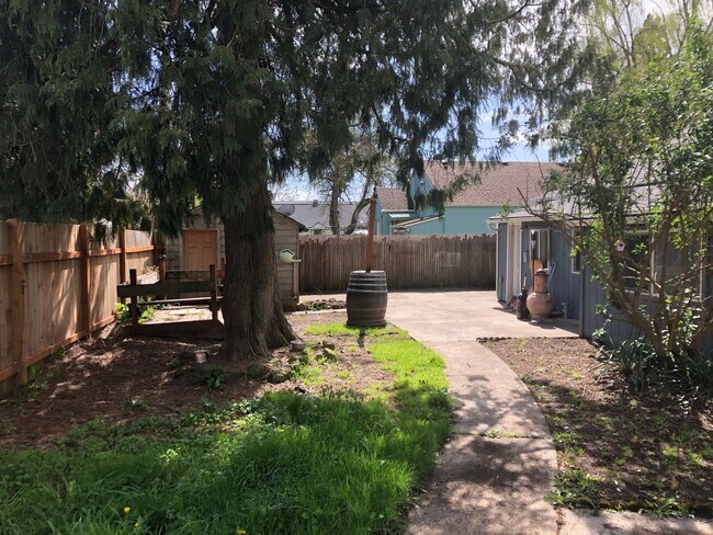 Building Photo - Charming 3 Bed/1 Bath Home in Downtown New...