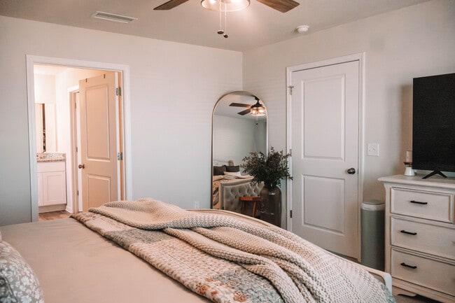 Building Photo - 228 Lockwood Way E