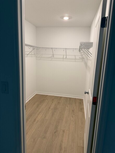Master closet - 7129 Pinelit Cv