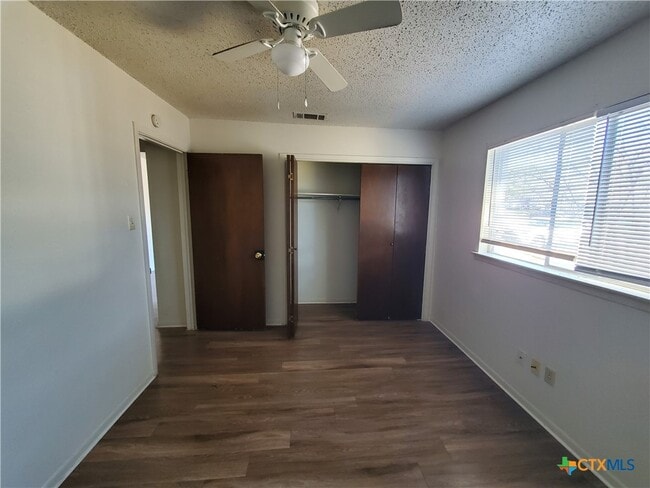 Building Photo - 209 Oak Trail Dr