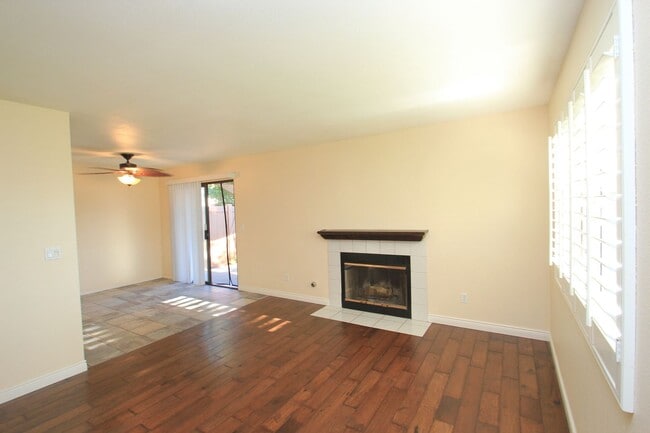 Building Photo - Charming 3-Bed, 2-Bath Single-Story Condo ...