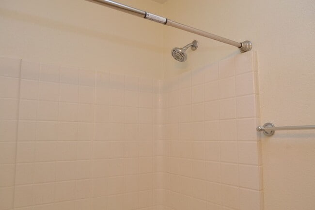 Building Photo - SW - ROOMY 3 BEDROOM 2.5 BATH TOWNHOME - 8...