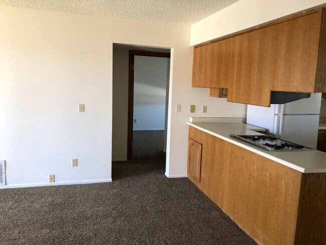 Building Photo - 2 BR Condo in gated community with many ut...